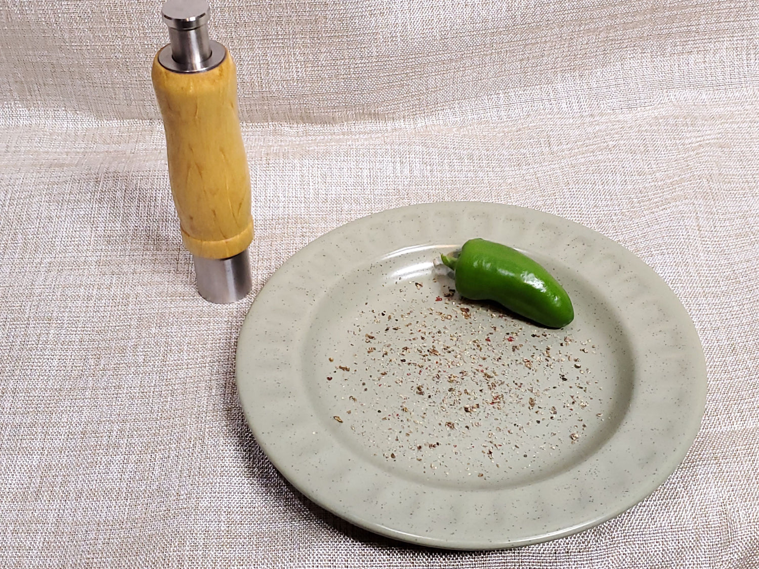 One Handed Peppermill/Grinder for salt or pepper image 0